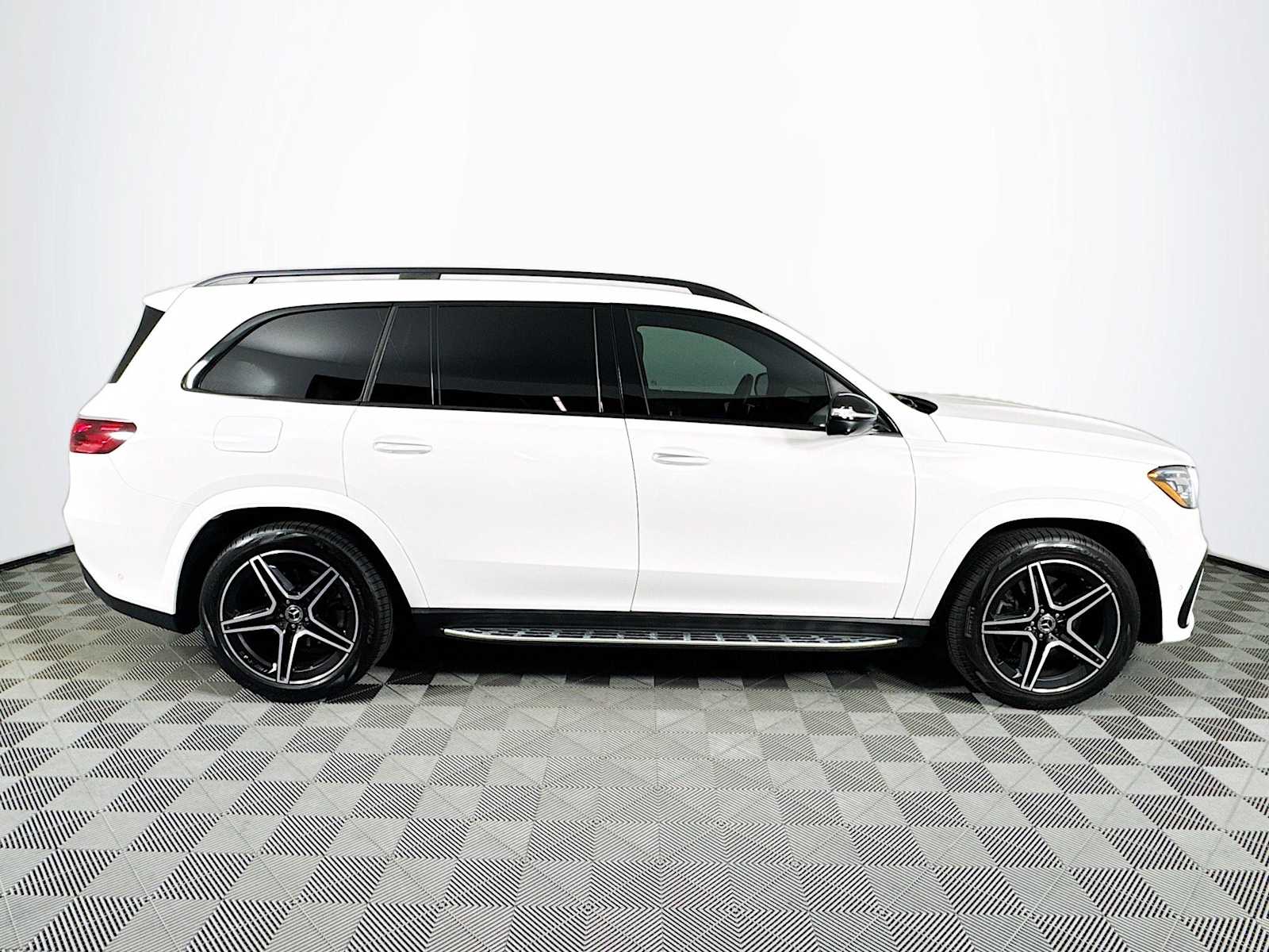2025 Mercedes Benz GLS 450 4MATIC photo 2