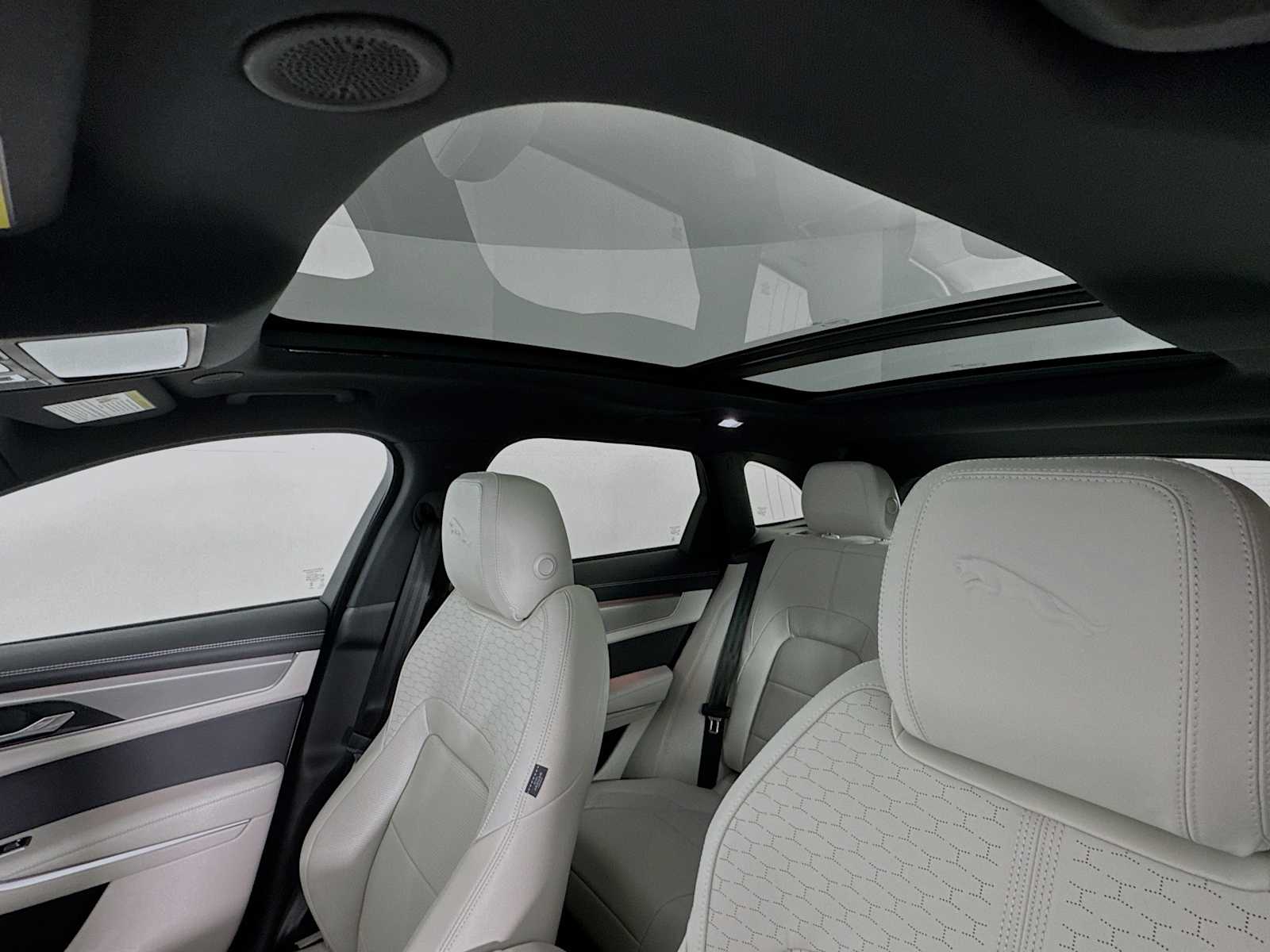 2026 Jaguar F-Pace R-Dynamic S - Photo 13