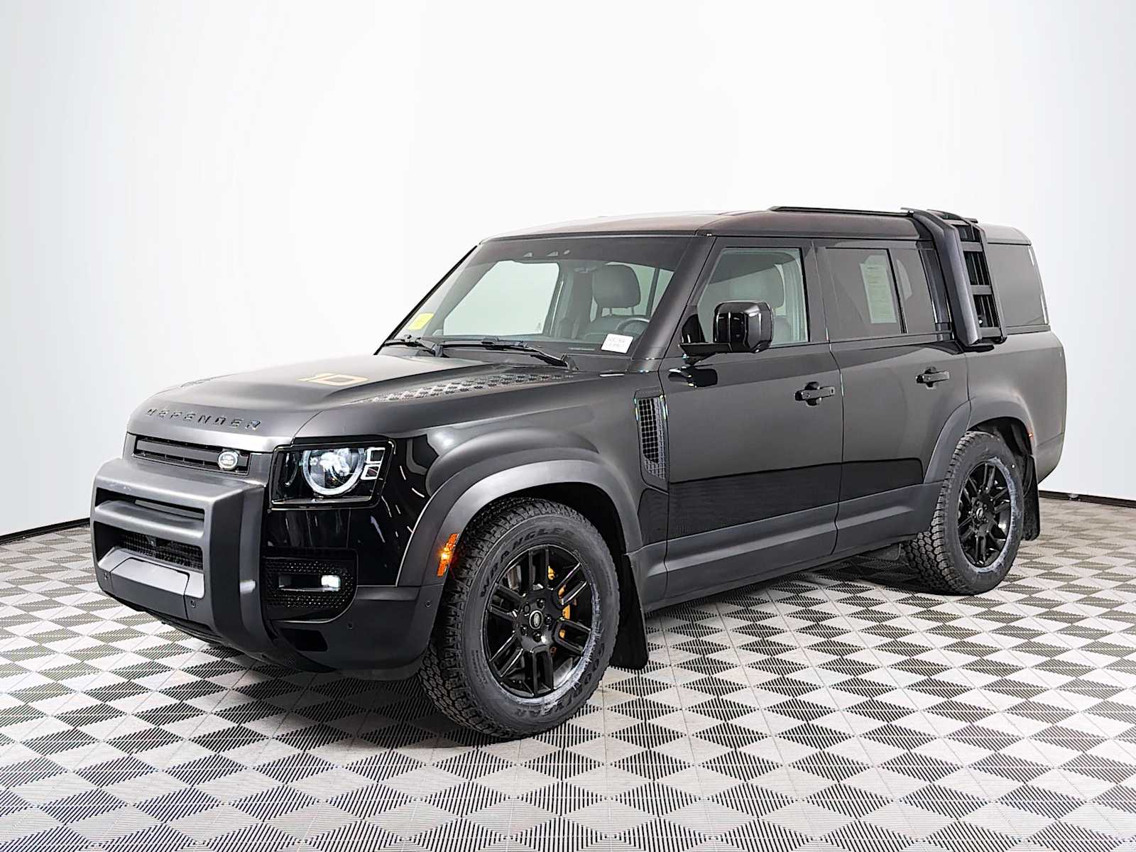 2023 Land Rover Defender SE's photo