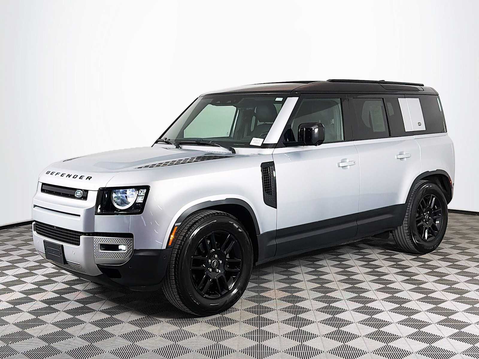 2022 Land Rover Defender S's photo