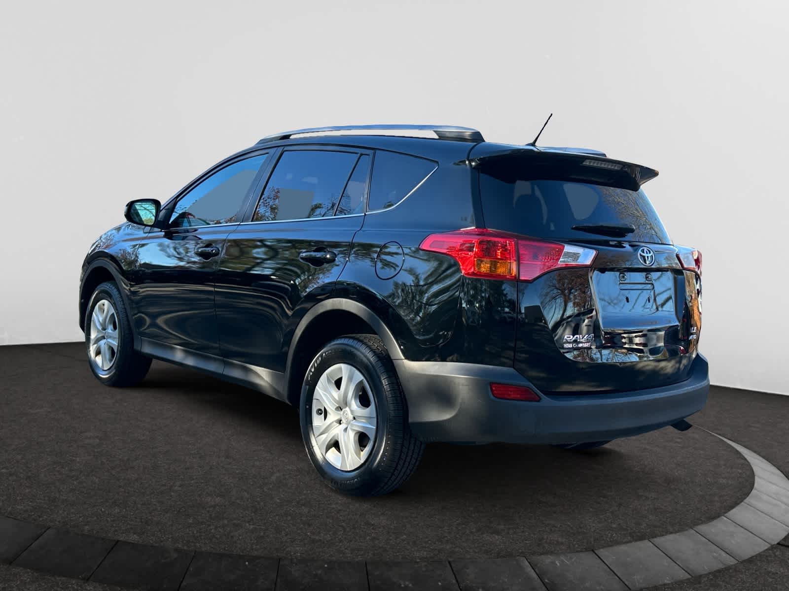 2015 Toyota RAV4 LE photo 3