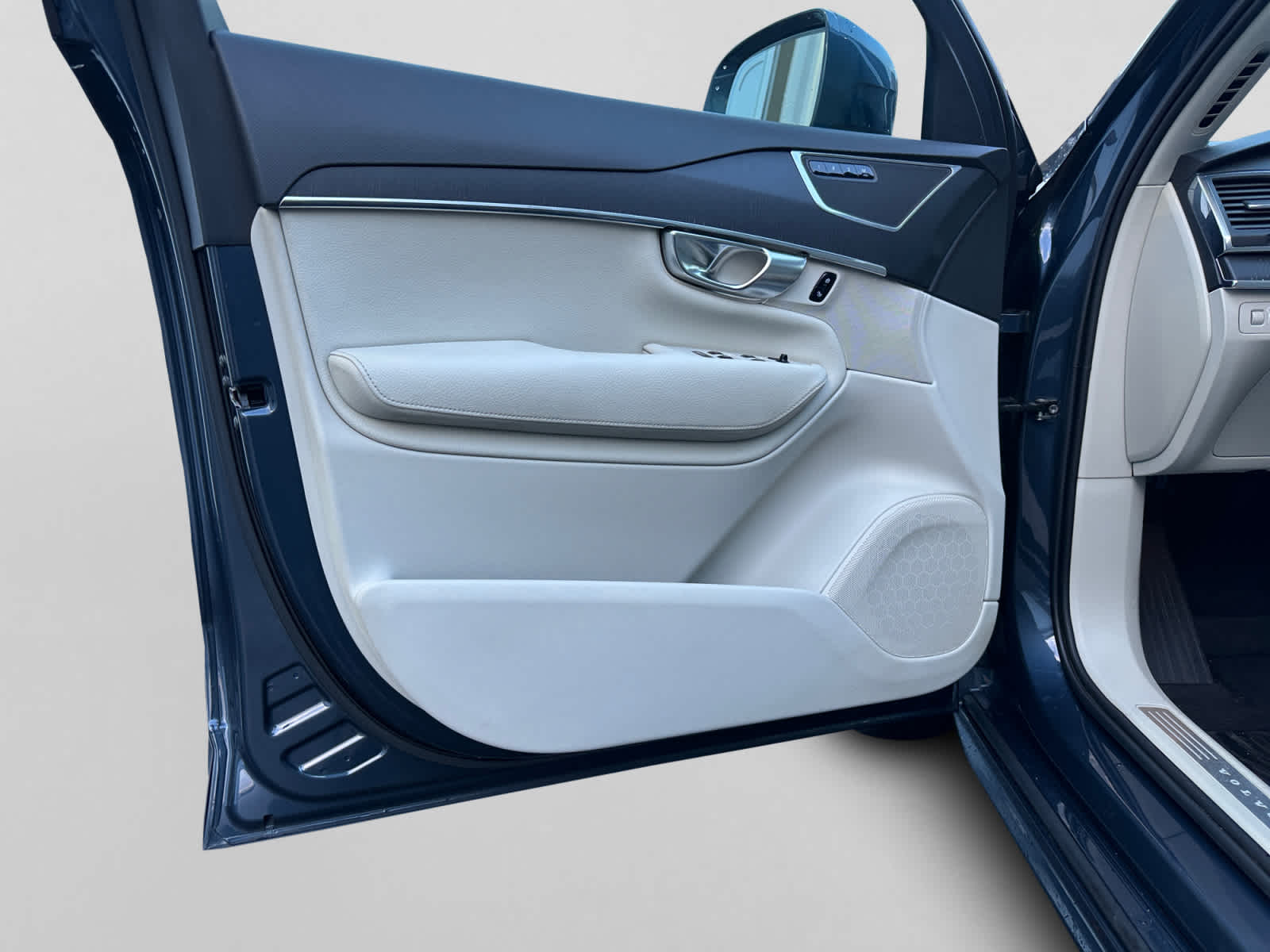 used 2020 Volvo XC90 car, priced at $22,000