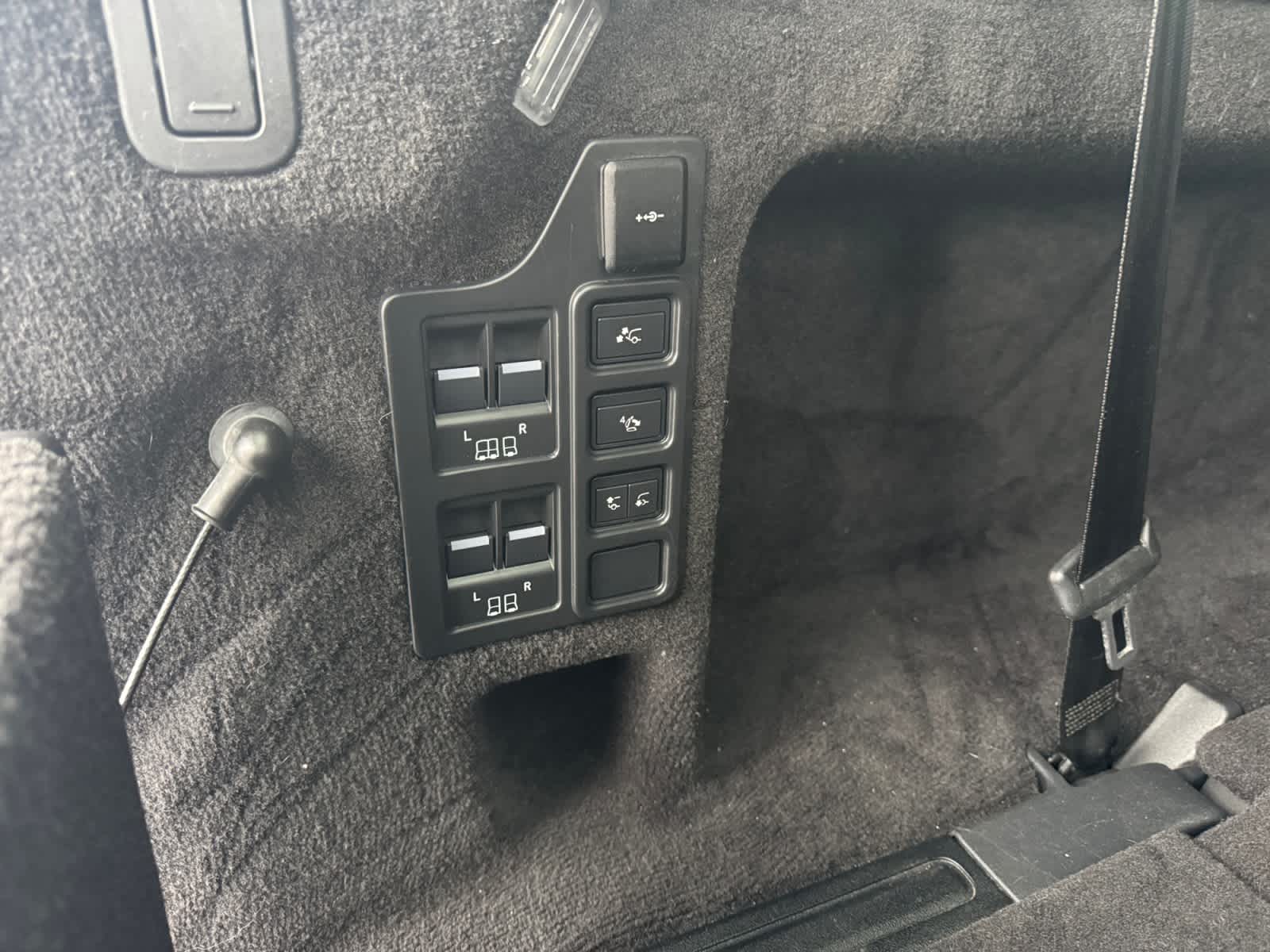 used 2021 Land Rover Discovery car, priced at $26,000