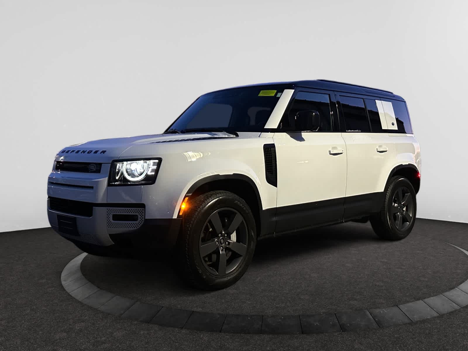 2023 Land Rover Defender SE's photo
