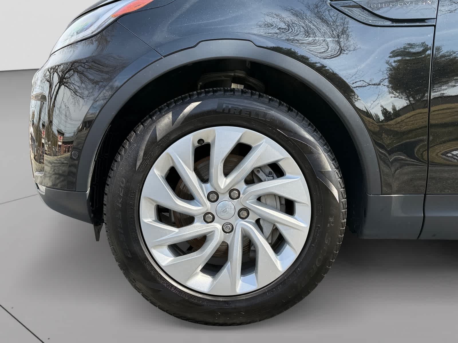 used 2025 Land Rover Discovery car, priced at $48,000