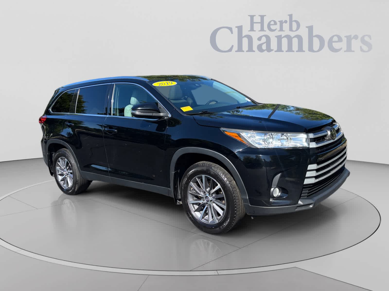 Used 2019 Toyota Highlander XLE with VIN 5TDJZRFH1KS947043 for sale in Burlington, MA