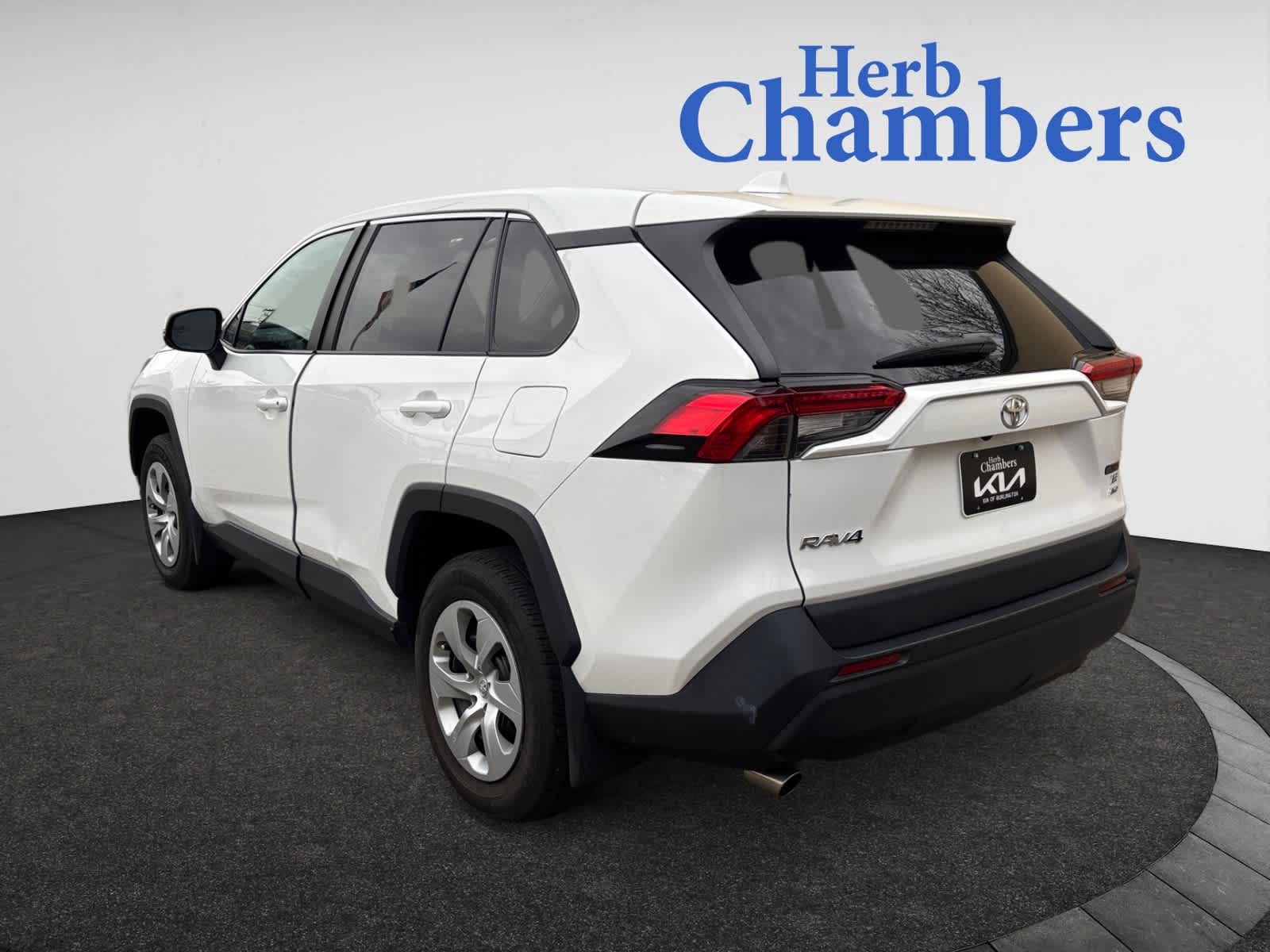 2022 Toyota RAV4 LE photo 2