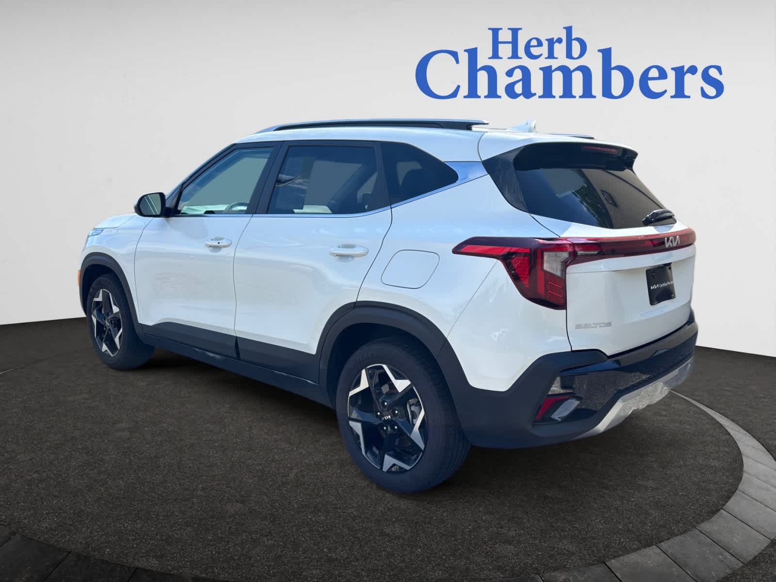 2025 Kia Seltos EX photo 3