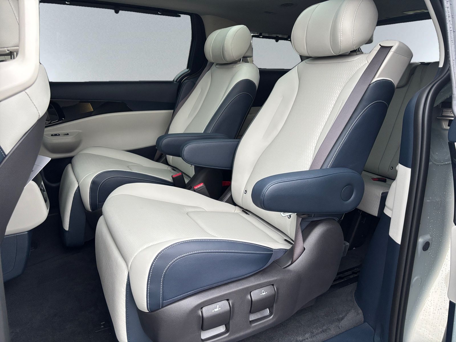 used 2025 Kia Carnival Hybrid car, priced at $49,998
