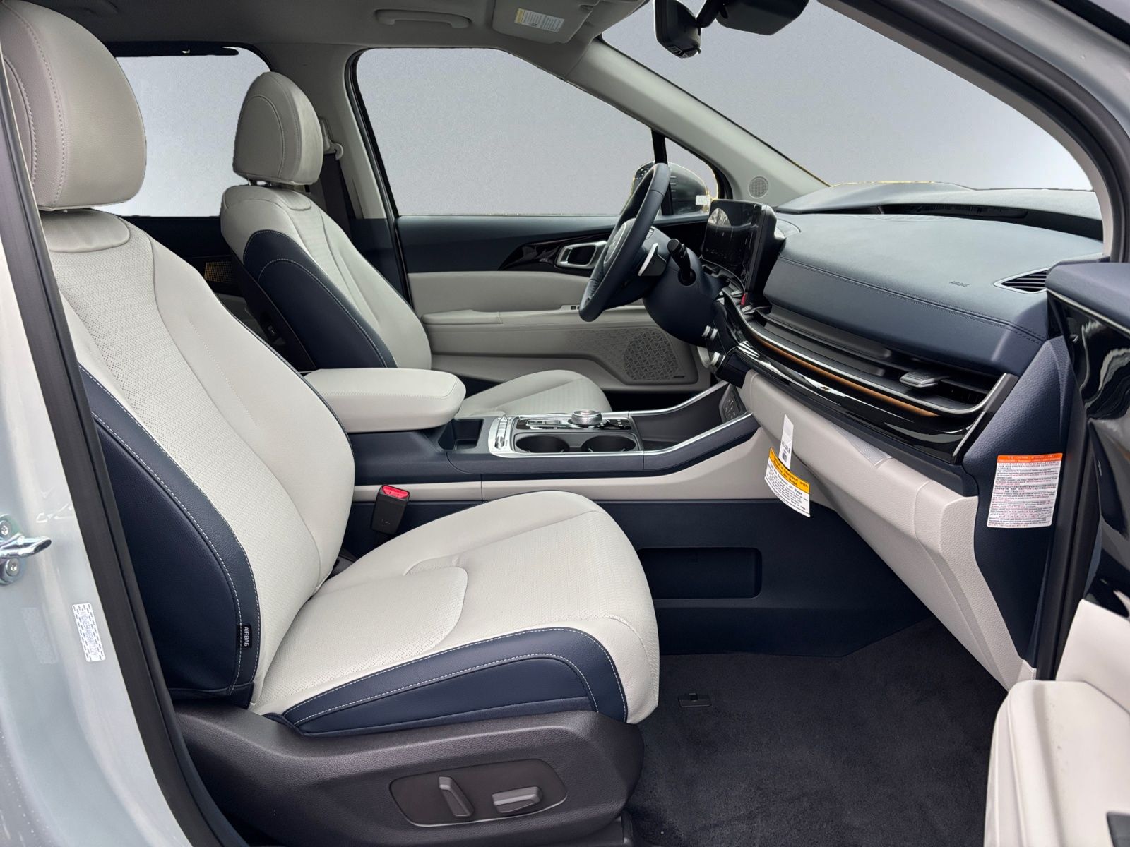 used 2025 Kia Carnival Hybrid car, priced at $49,998