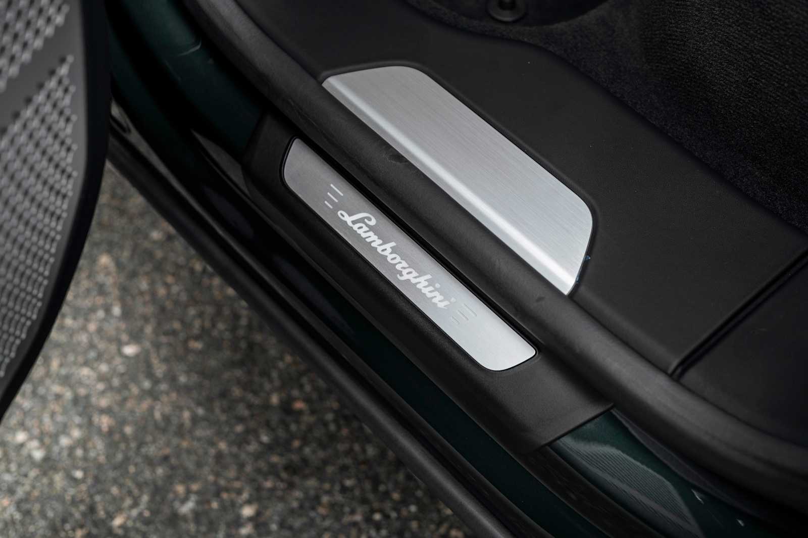 2025 Lamborghini Urus SE - Photo 32