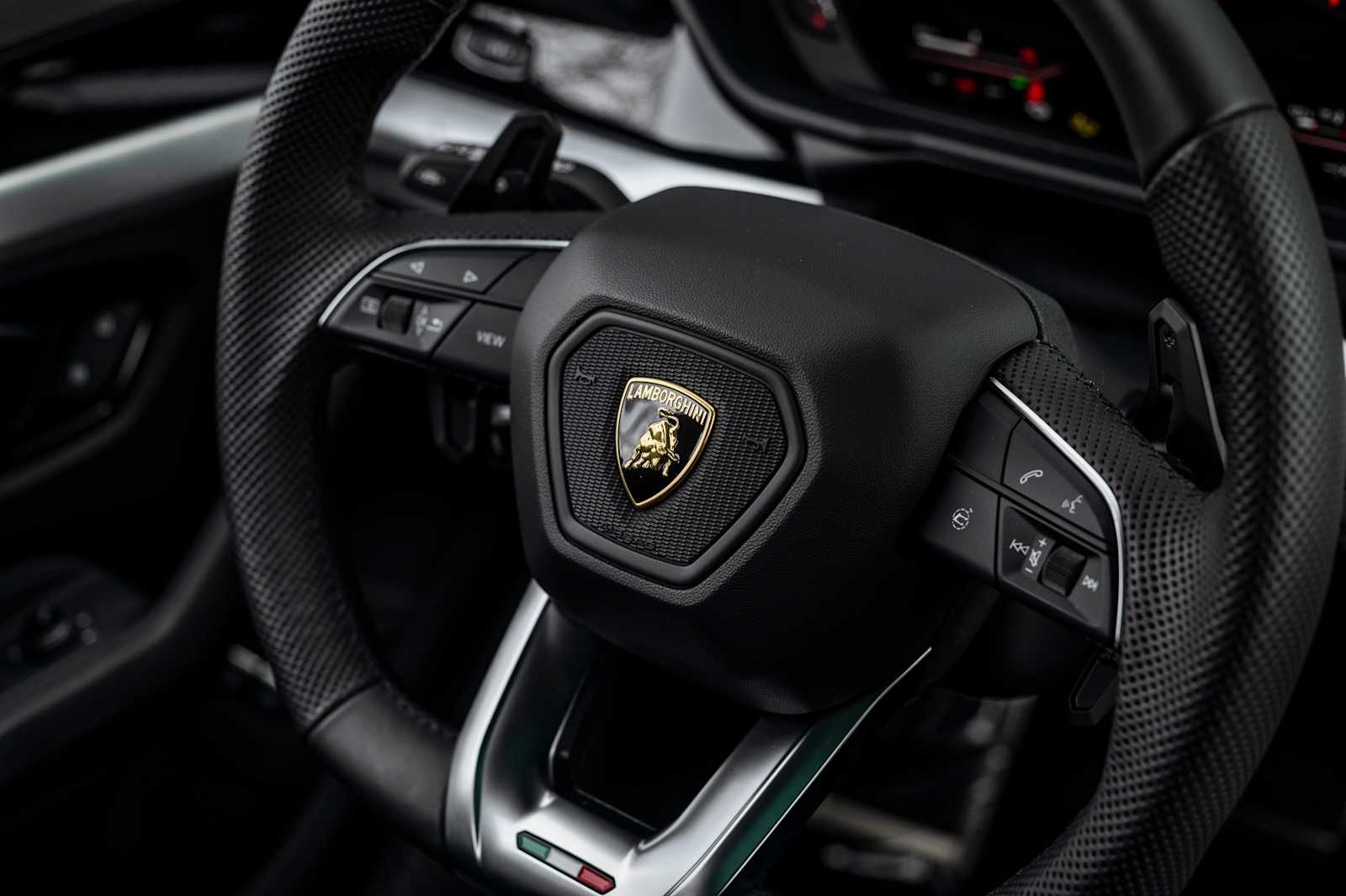2025 Lamborghini Urus SE - Photo 49