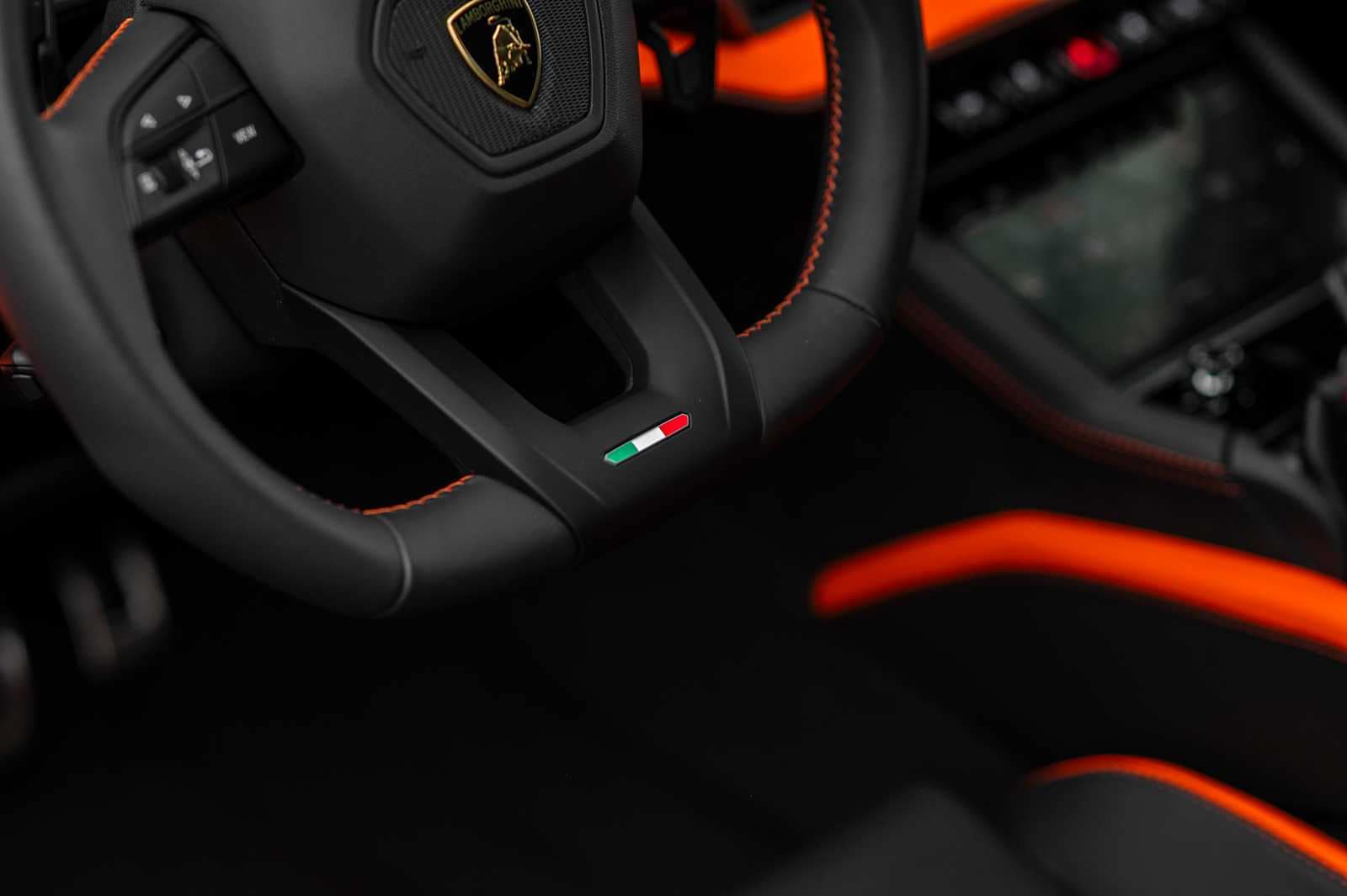 2025 Lamborghini Urus SE - Photo 20