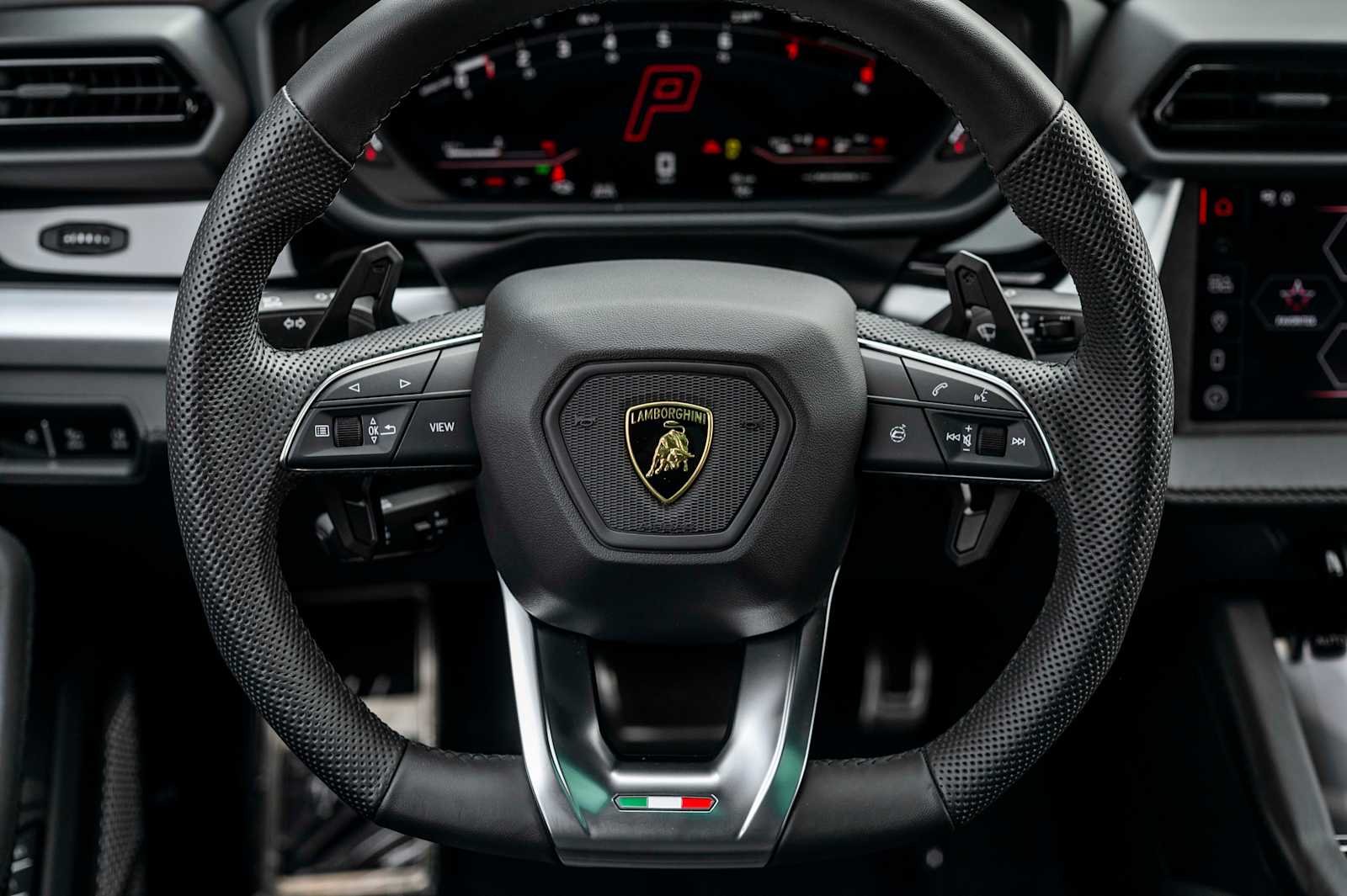 2025 Lamborghini Urus SE - Photo 36