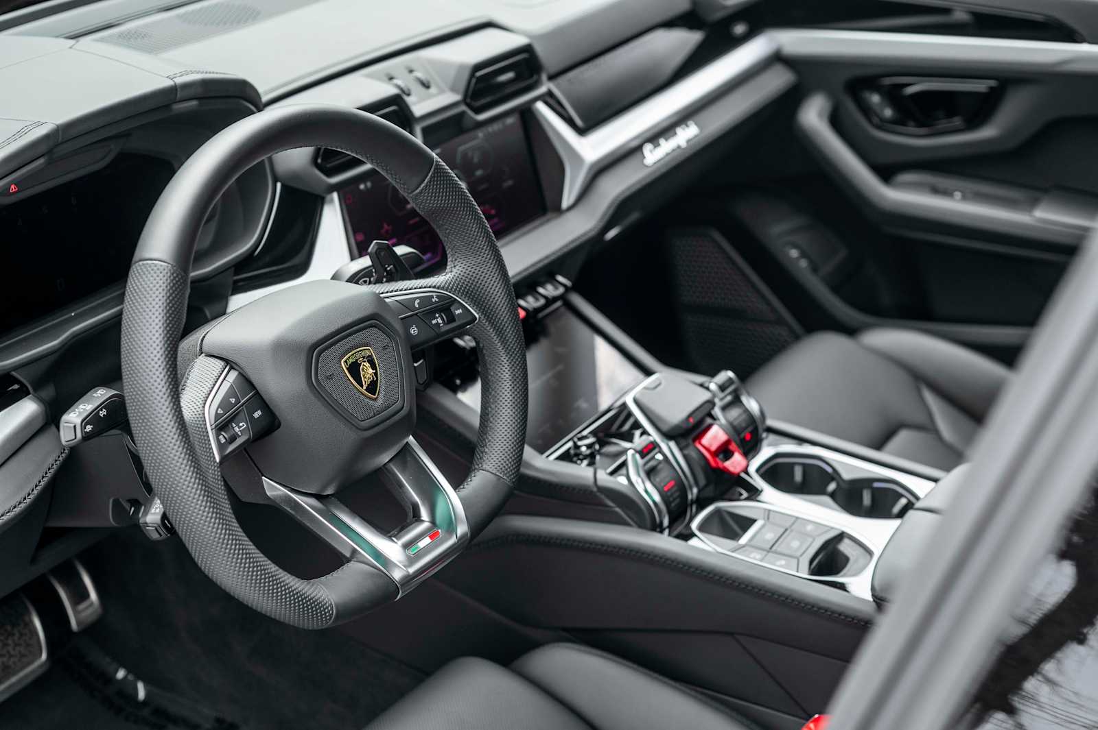 2025 Lamborghini Urus SE - Photo 5