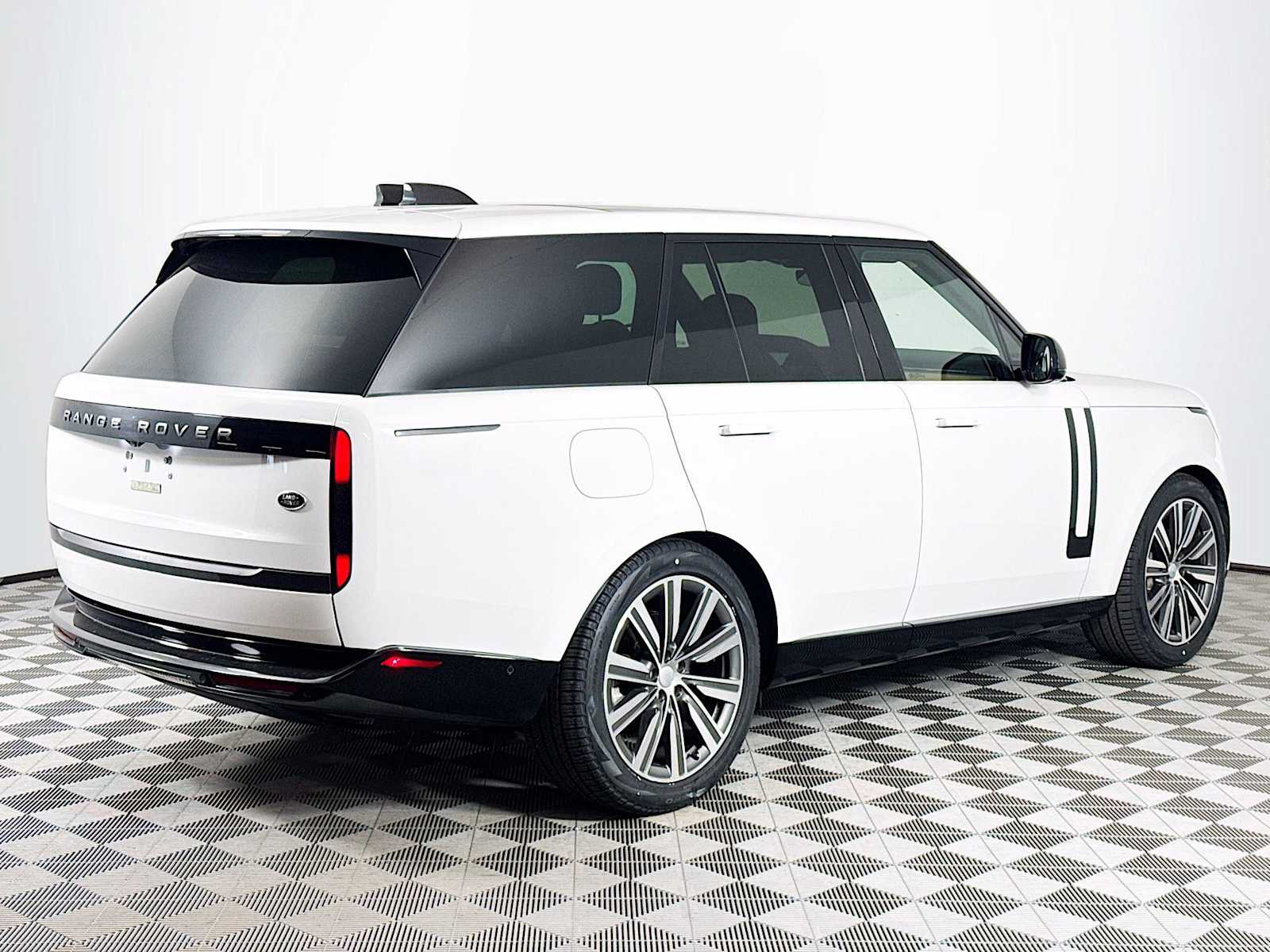 2023 Land Rover Range Rover SE photo 4