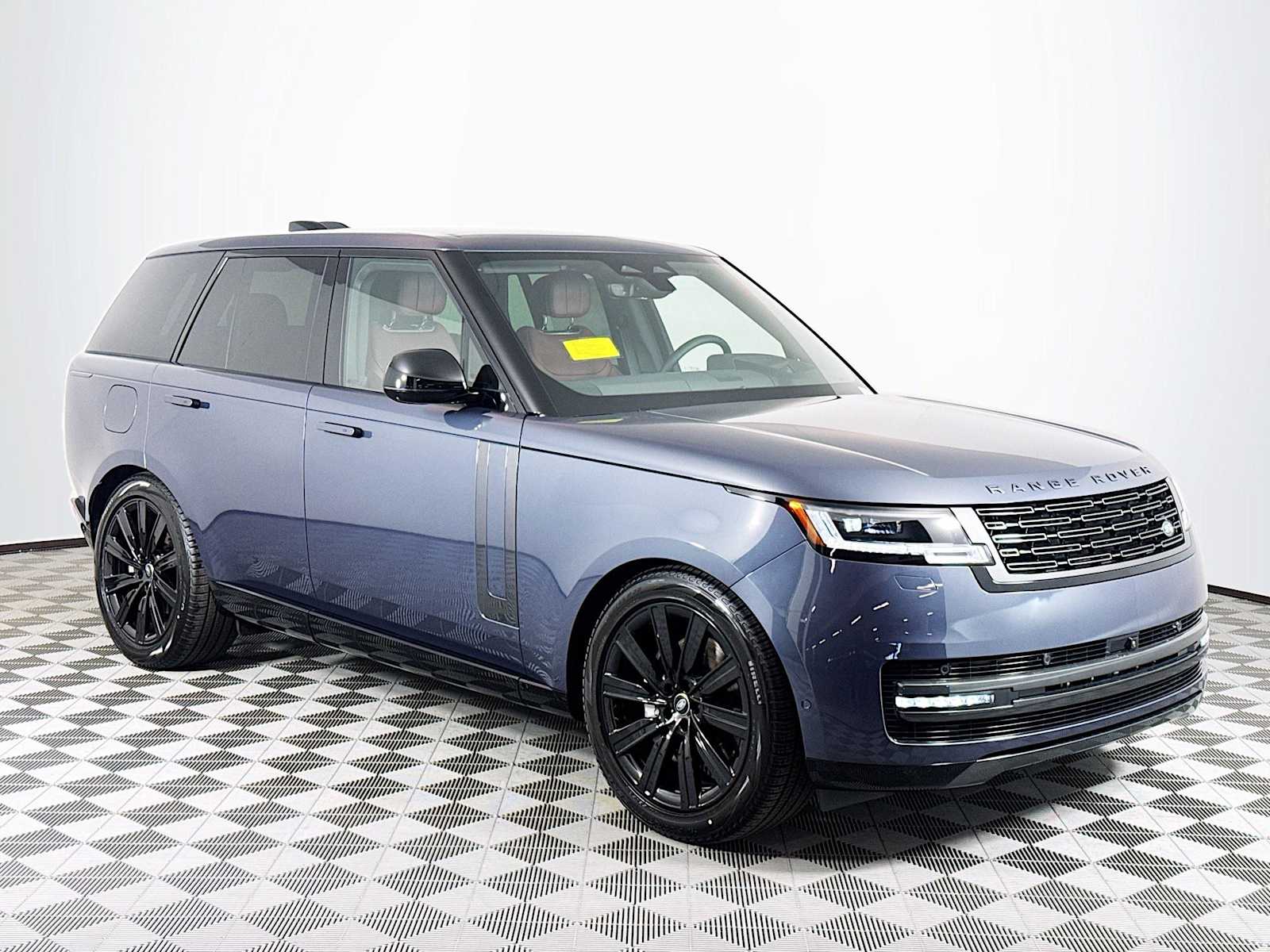 2025 Land Rover Range Rover SE photo 3