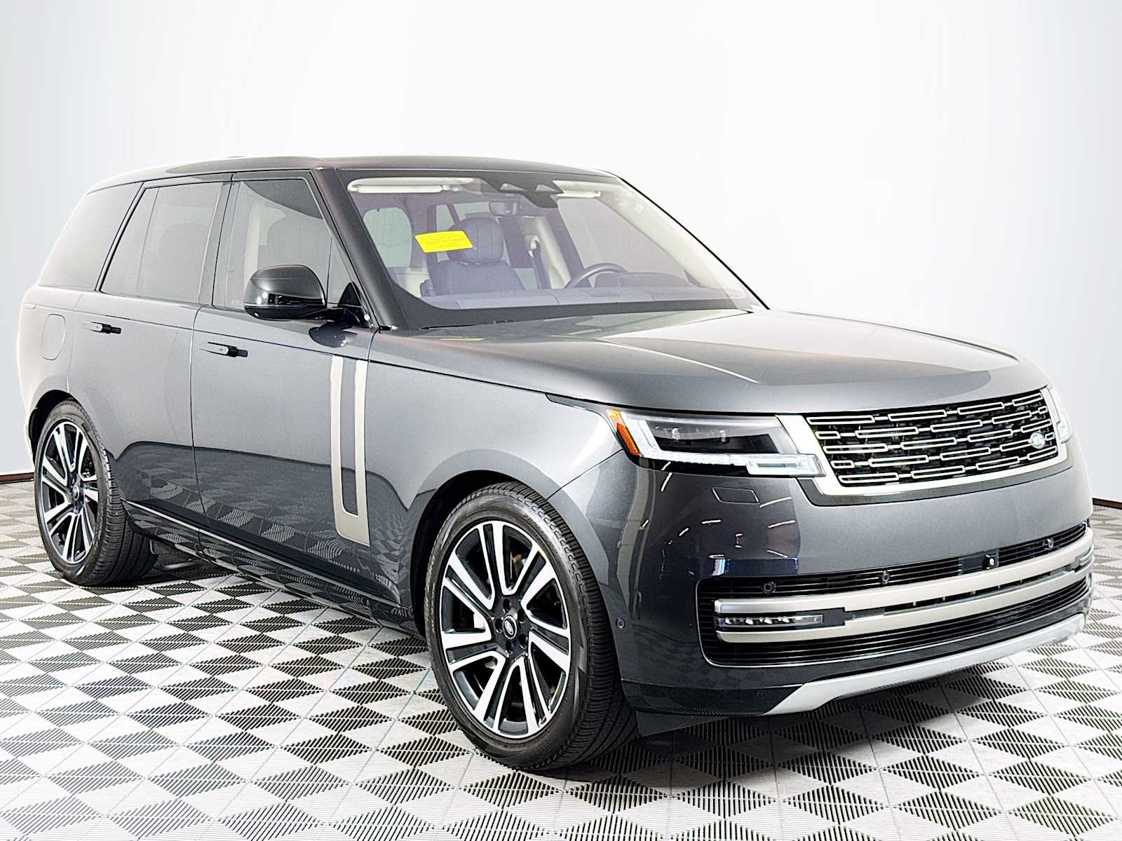 2023 Land Rover Range Rover SE photo 3