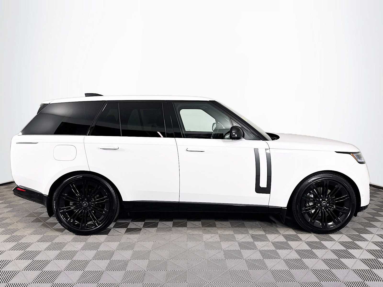 2025 Land Rover Range Rover SE photo 4