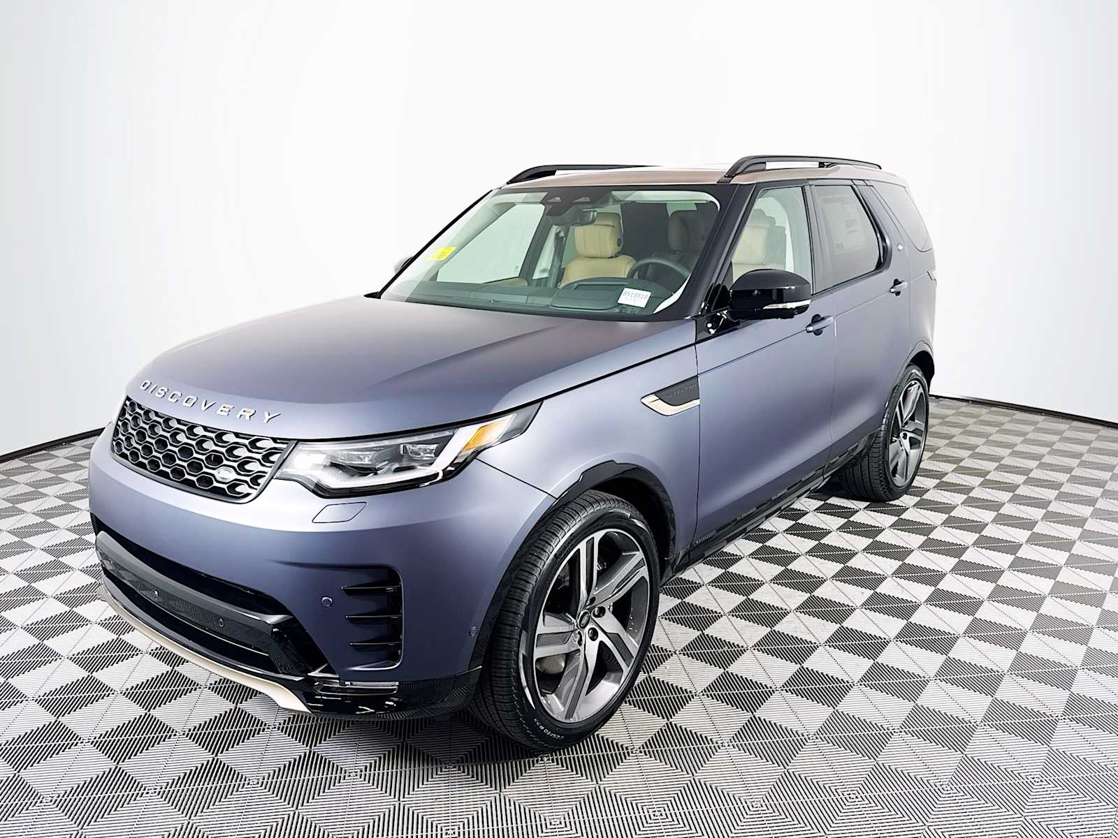 2026 Land Rover Discovery Tempest Edition's photo