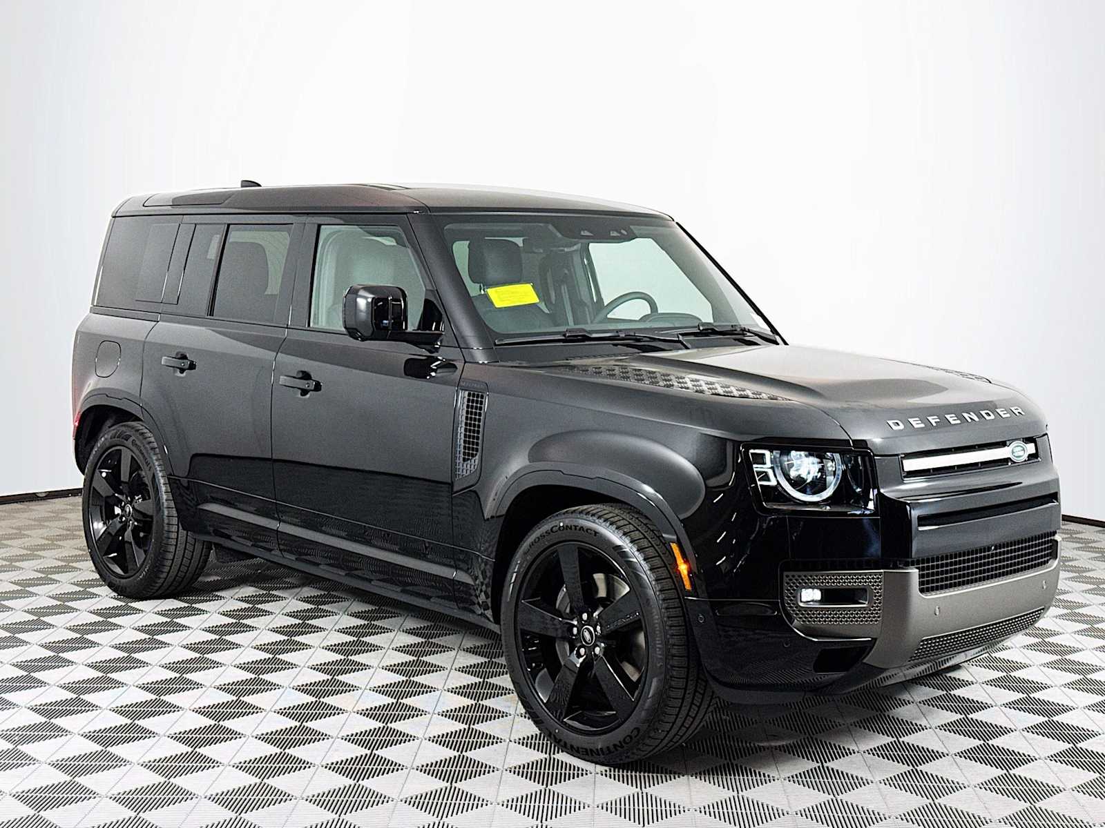 2025 Land Rover Defender 110 X-Dynamic SE photo 3