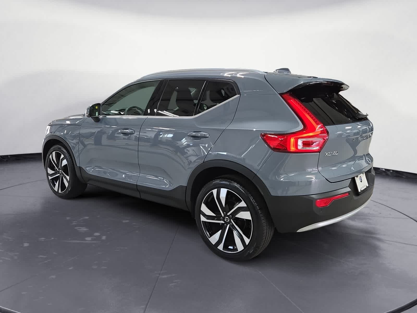 2023 Volvo XC40 Plus photo 3