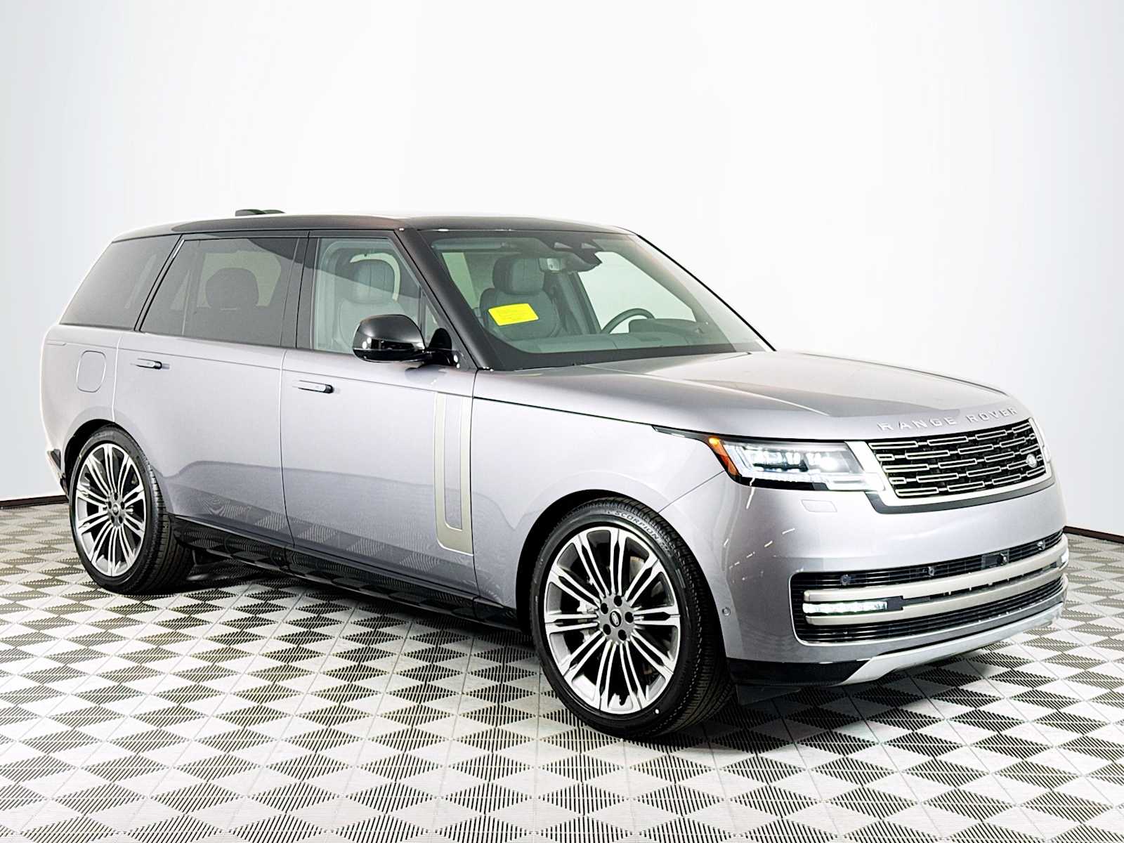 2025 Land Rover Range Rover SE photo 3