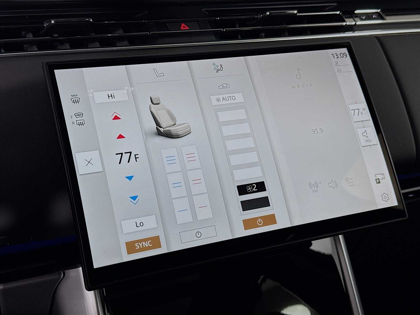 2026 Land Rover Range Rover SE - Photo 17