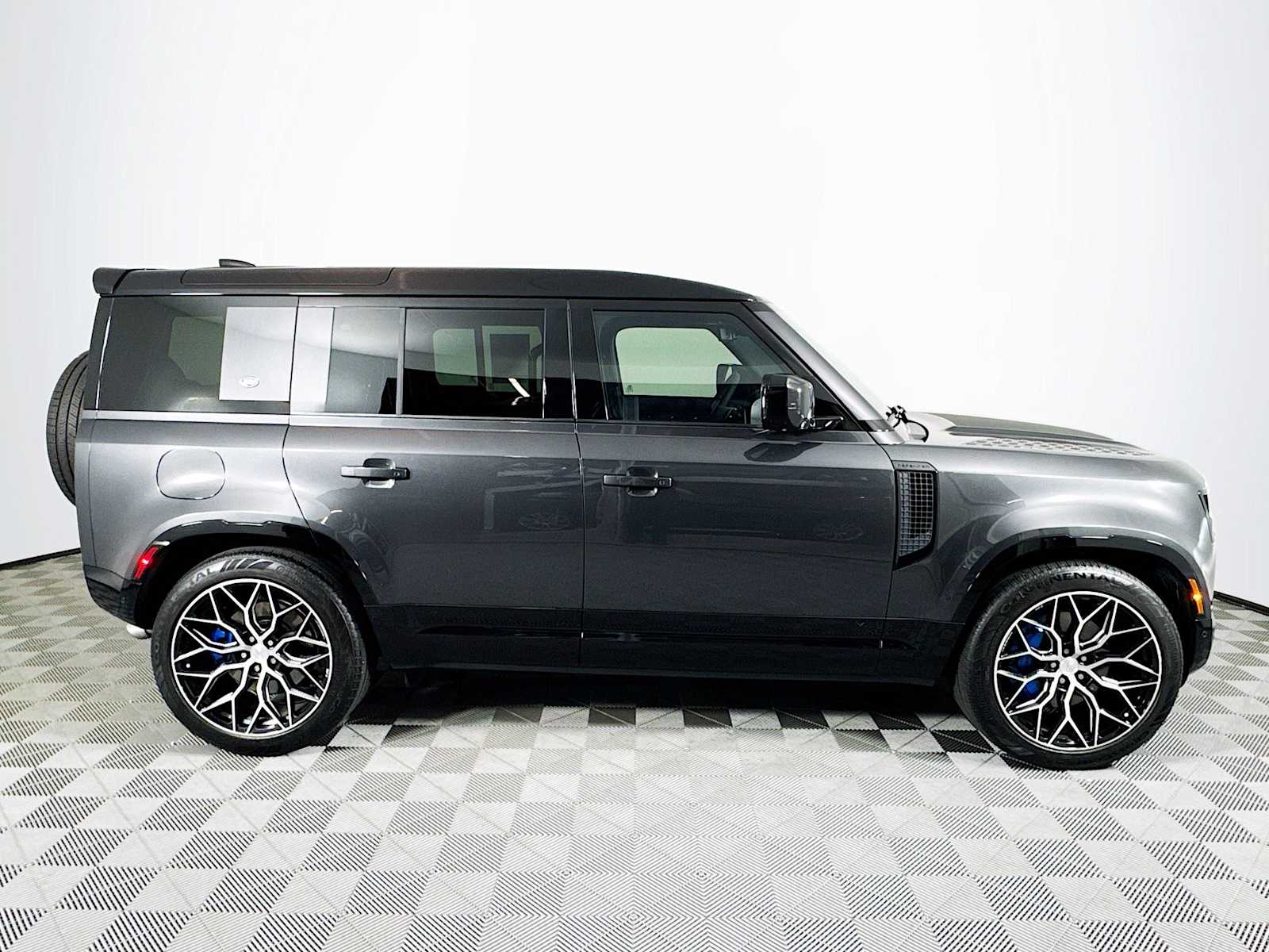 2024 Land Rover Defender 110 V8 photo 4