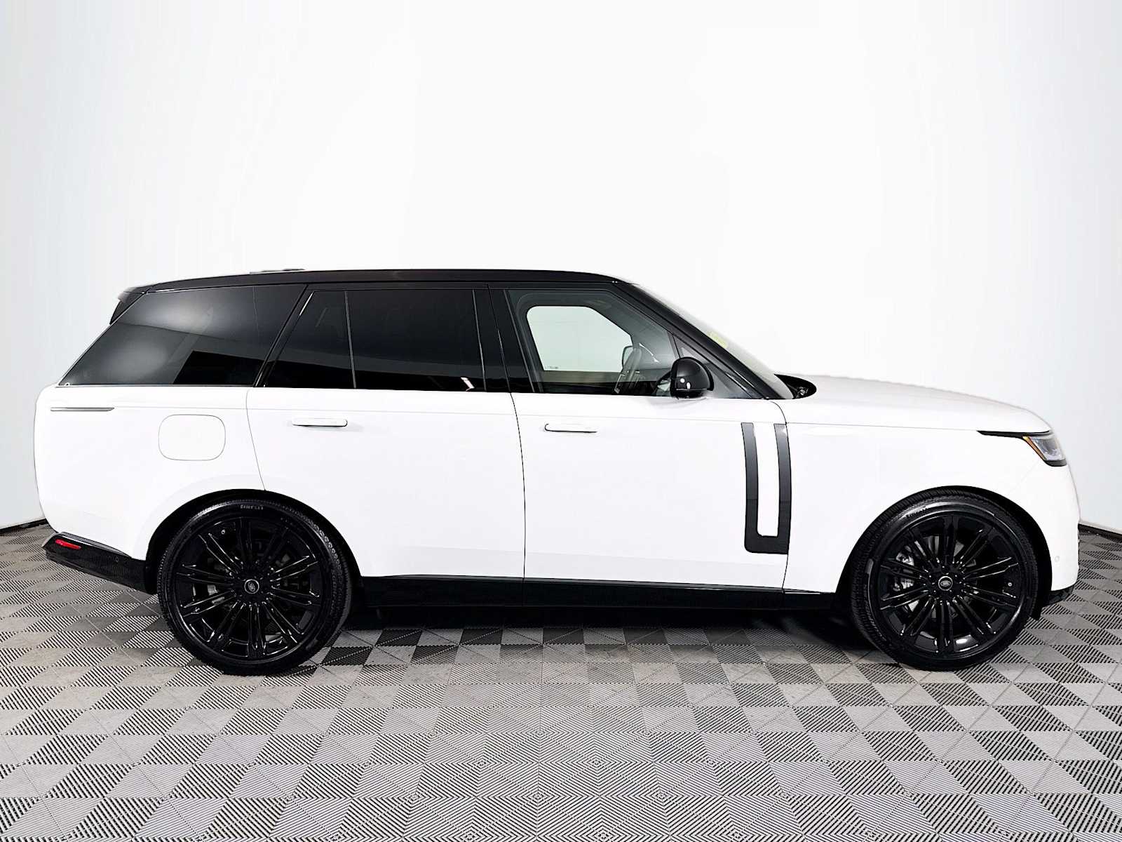 2025 Land Rover Range Rover SE photo 4