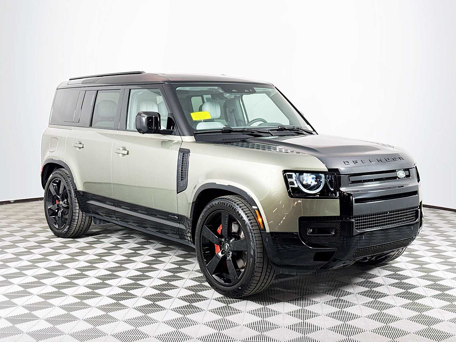 2025 Land Rover Defender 110 photo 3