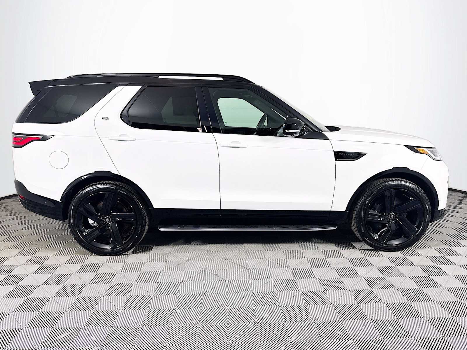 2025 Land Rover Discovery SE photo 3