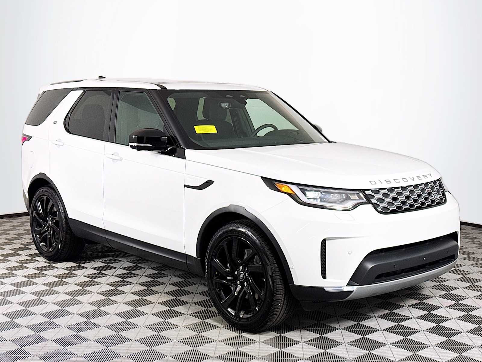 2025 Land Rover Discovery S photo 3