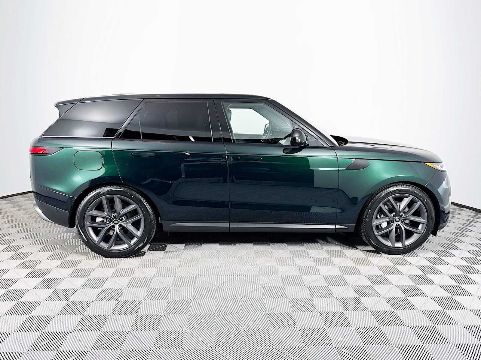 2025 Land Rover Range Rover Sport SE photo 4