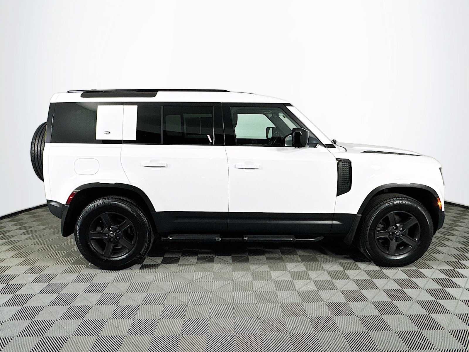 2022 Land Rover Defender Standard photo 4