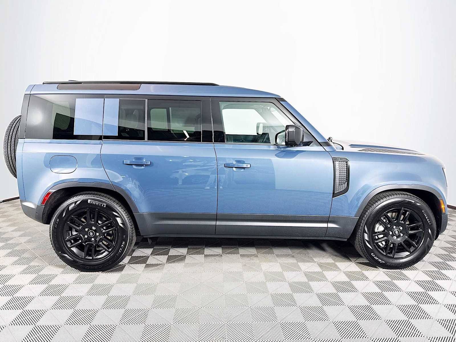 2025 Land Rover Defender 110 S photo 4