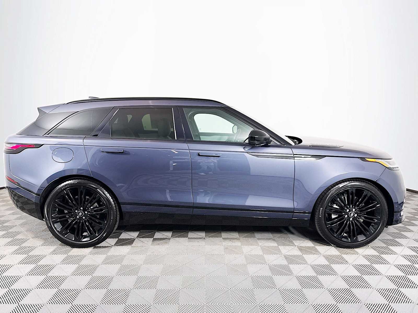 2026 Land Rover Range Rover Velar SE photo 4