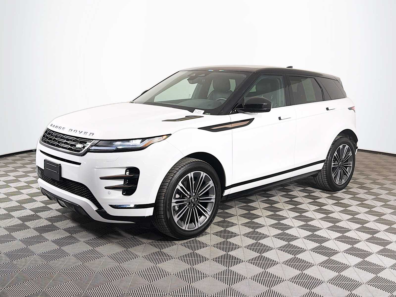 2025 Land Rover Range Rover Evoque Dynamic SE's photo