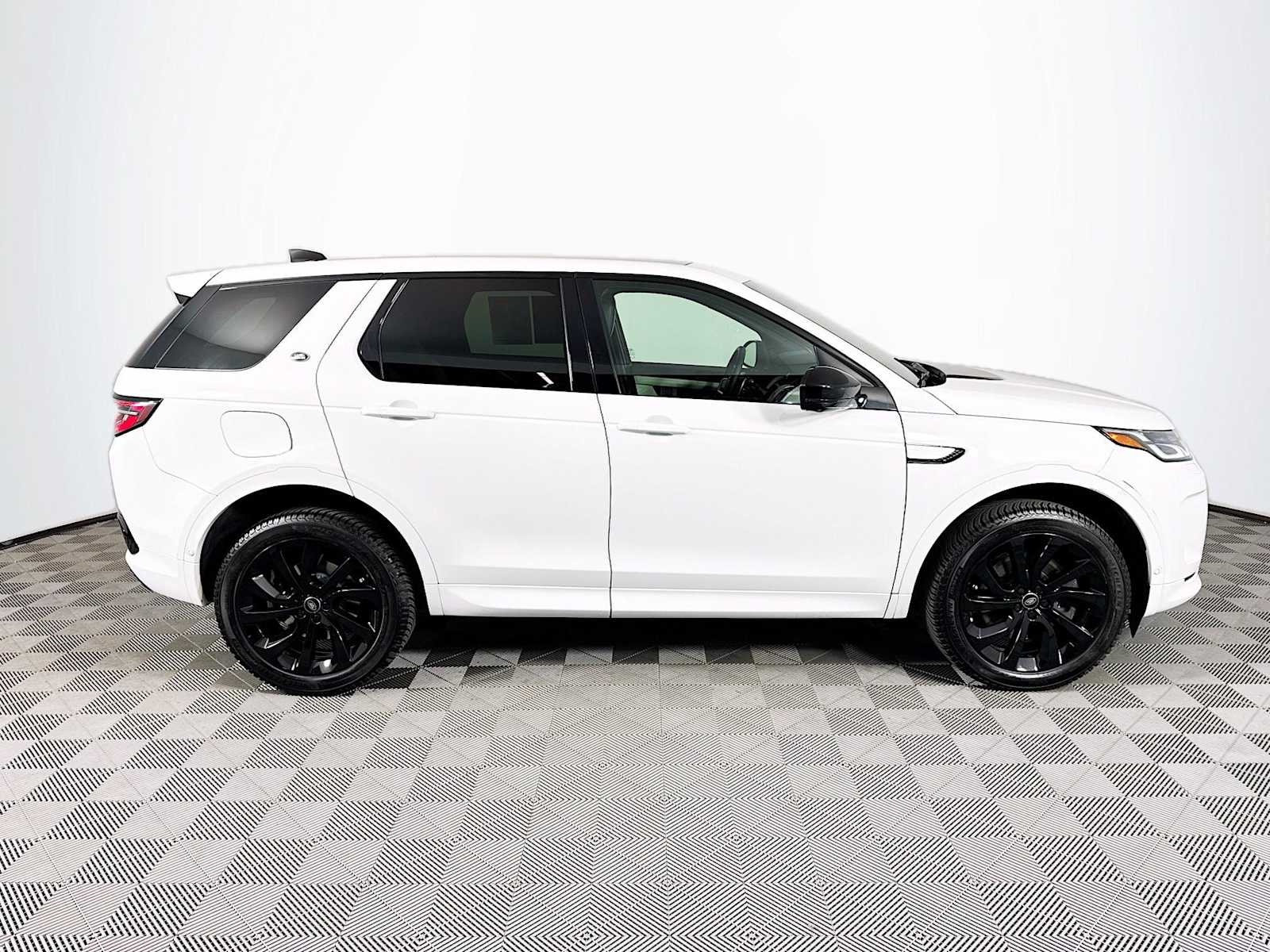 2022 Land Rover Discovery Sport SE R-Dynamic photo 4