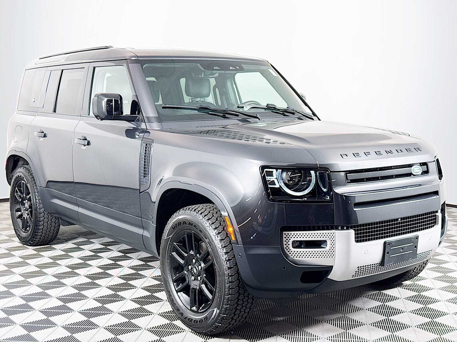 2024 Land Rover Defender 110 S photo 3