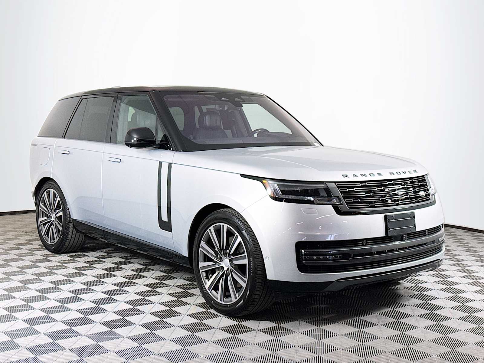 2023 Land Rover Range Rover SE photo 3