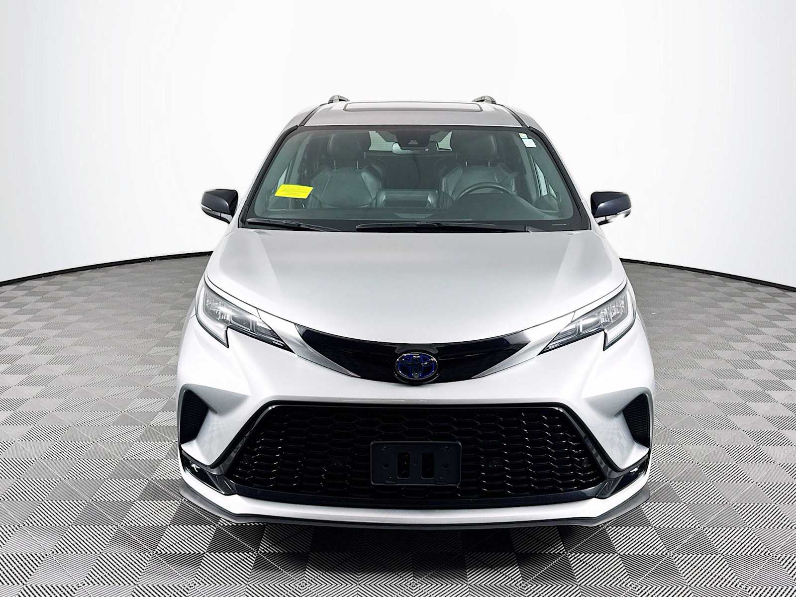 2023 Toyota Sienna XSE photo 2