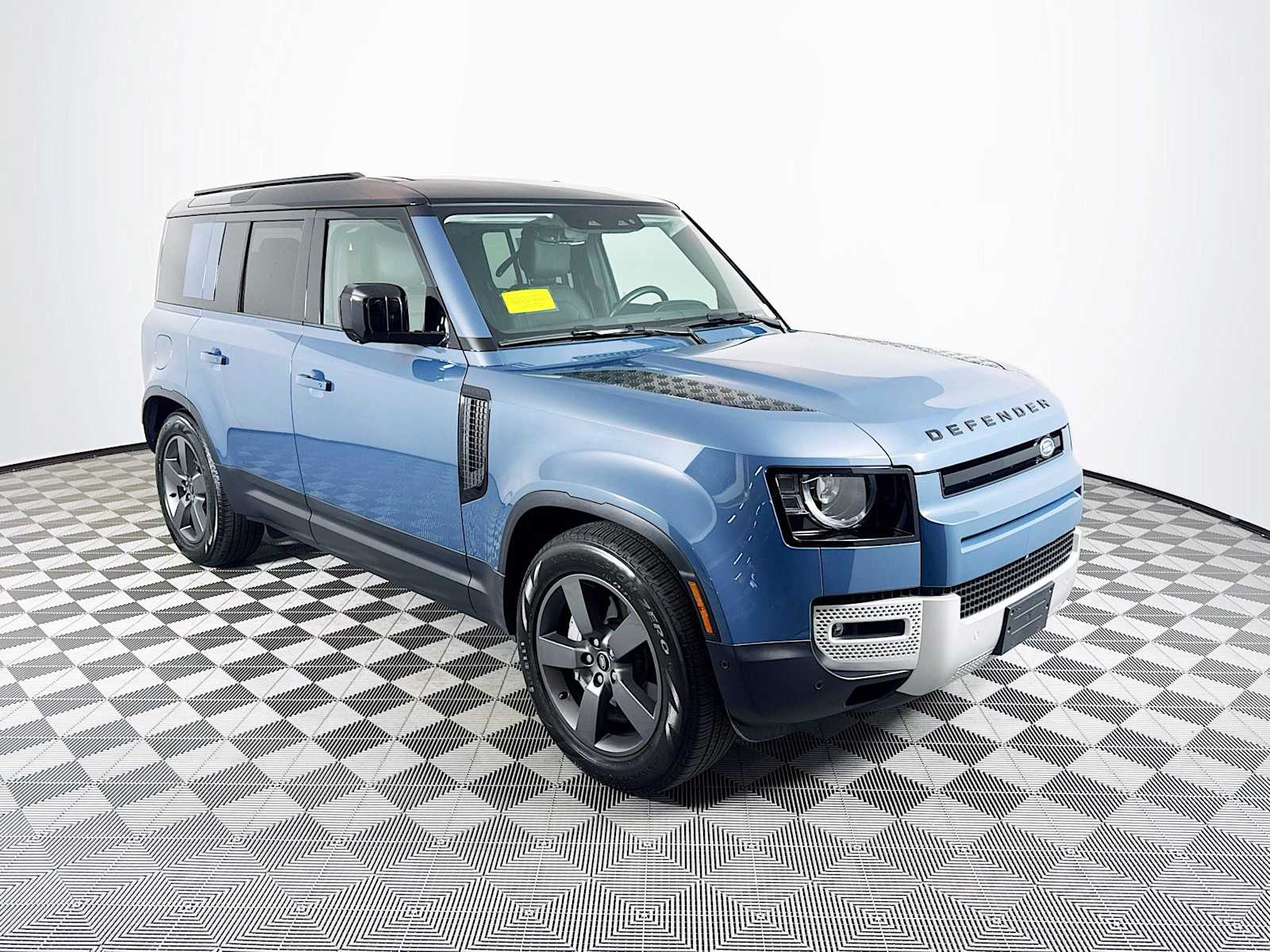 2025 Land Rover Defender 110 S photo 3