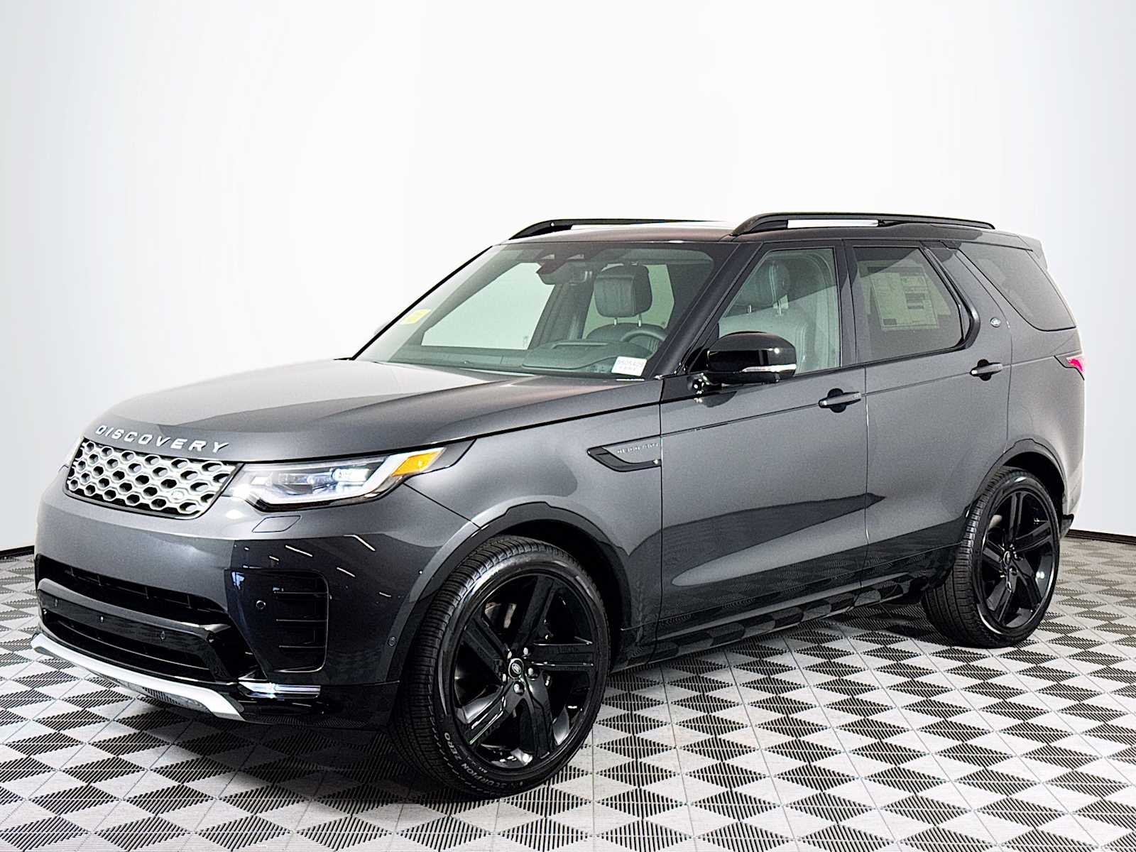 2025 Land Rover Discovery Metropolitan Edition's photo