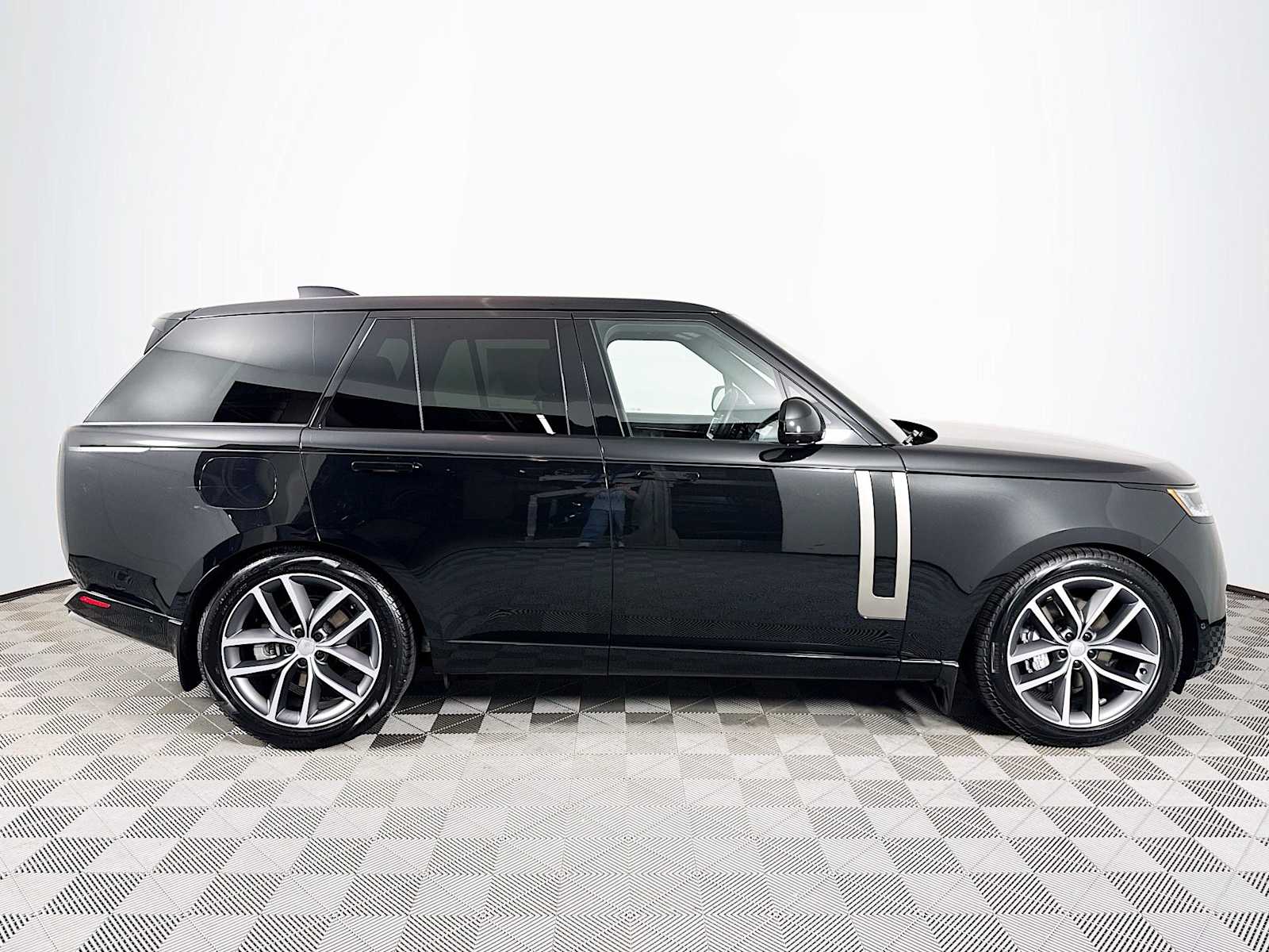 2025 Land Rover Range Rover SE photo 4