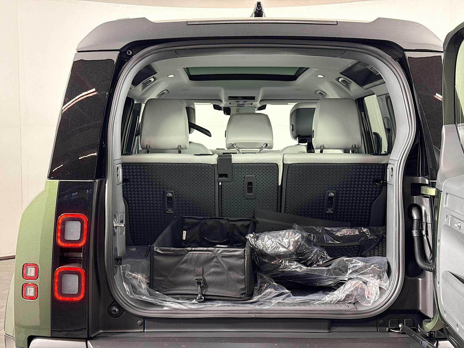 2026 Land Rover Defender X-Dynamic SE - Photo 25