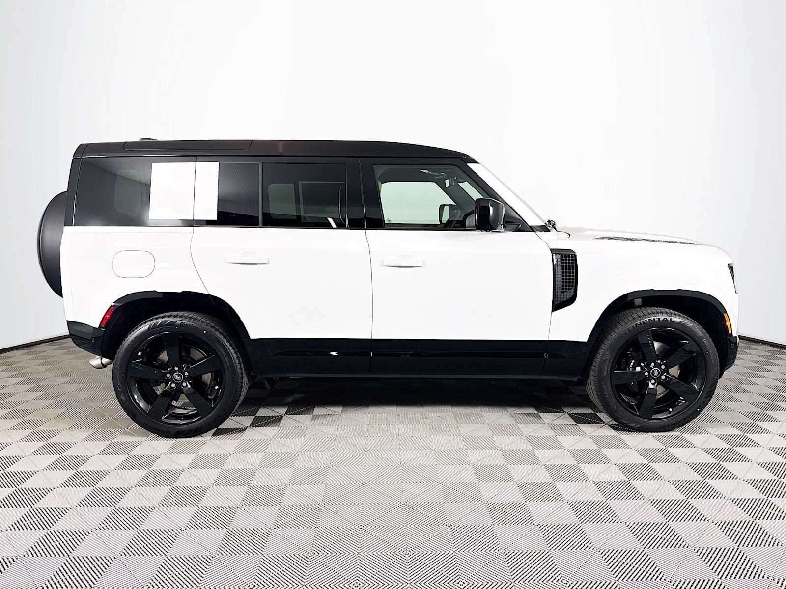 2025 Land Rover Defender 110 V8 photo 3