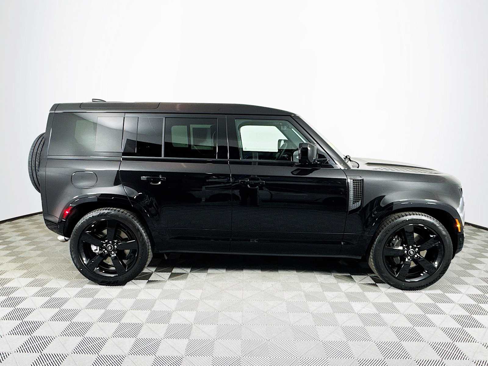 2025 Land Rover Defender 110 X-Dynamic SE photo 4