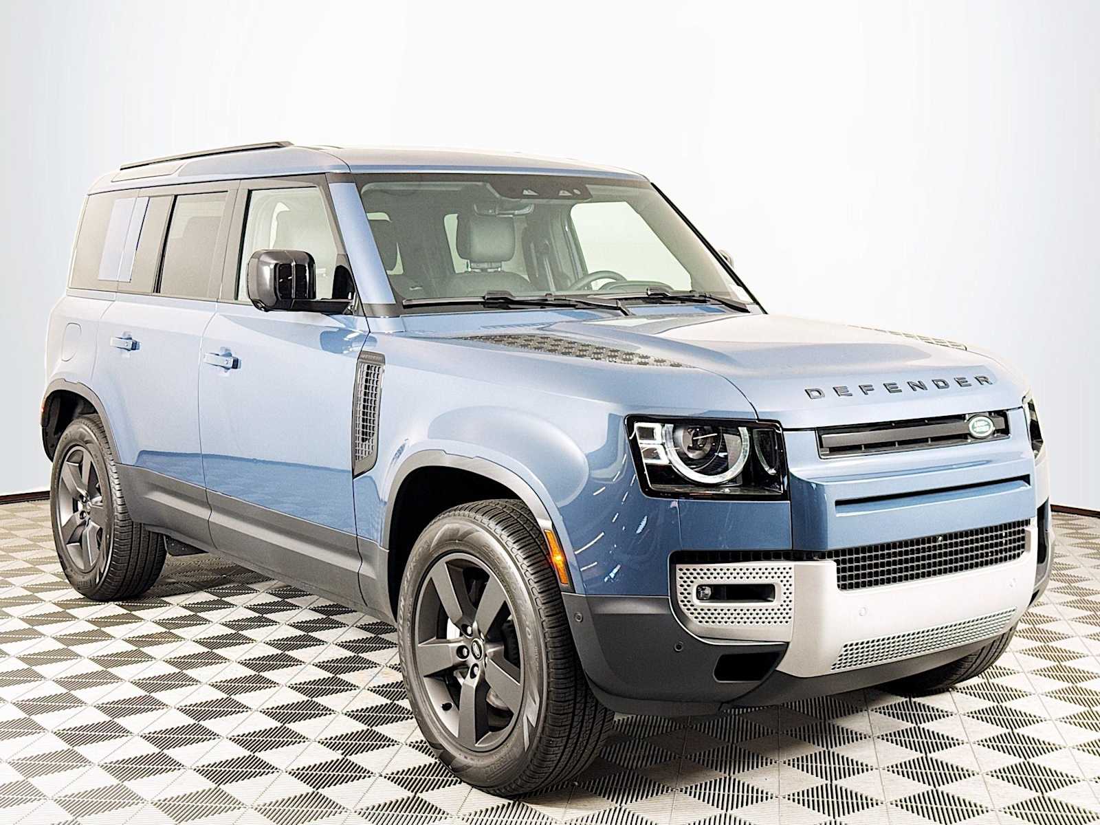 2025 Land Rover Defender 110 S photo 3