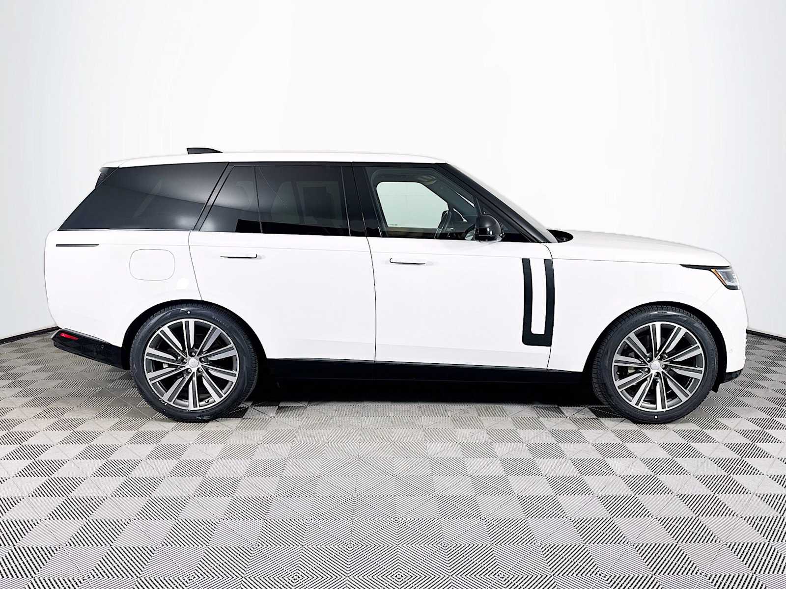 2023 Land Rover Range Rover SE photo 3